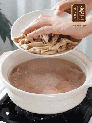 再下筍干段，加水、少許黃酒中火燉煮15分鐘。