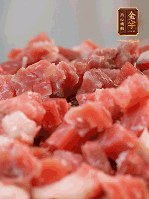 做月餅餡 火腿切成小丁，溫水浸泡5分鐘，上鍋蒸熟15-20分鐘，再將火腿丁、白砂糖、蜂蜜攪拌腌漬2小時(shí)
