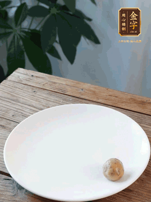 做水油皮、油酥 將油皮材料放入料盆中，加100ml水?dāng)嚢璩裳┗ㄆ瑺?。在案板上反?fù)揉搓成有一定筋度的光潔面團(tuán)，搓成14個(gè)團(tuán)子。
