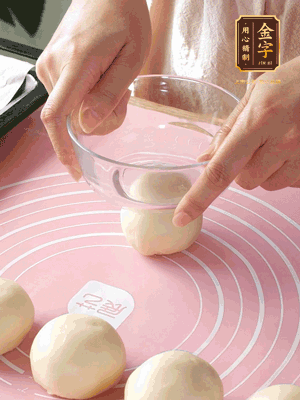 按扁后搟成圓形面皮。餡料放在面皮中心，把餡料包緊，捏緊收口