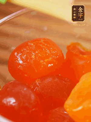 咸蛋黃噴白酒，170℃烤10分鐘。打碎過(guò)篩