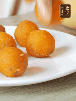 融化的黃油、芝士粉攪勻，加糖粉、蛋液、淡奶油、咸蛋黃攪勻，再加入玉米淀粉、奶粉拌勻，用不粘鍋炒至抱團(tuán)