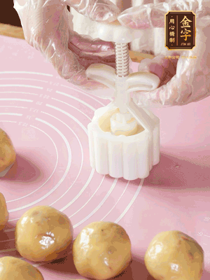 收緊虎口搓圓，裹上一層面粉，放入模具壓一壓