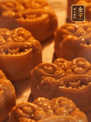 表面噴上水，烤箱預(yù)熱至190℃，170℃烤10分鐘