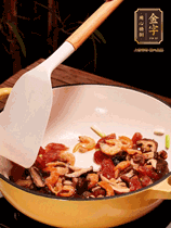 蔥白、干香菇、蝦米、香腸片略微翻炒才出香味，然后倒入料汁（生抽3勺、蠔油2勺、胡椒粉少許）、大米拌勻