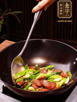 油熱下香腸炒至兩面微焦，下姜蒜、干辣椒、小米椒碎爆香