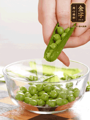 處理食材，藕切片，豌豆剝殼，菱角剝殼， 依次焯水