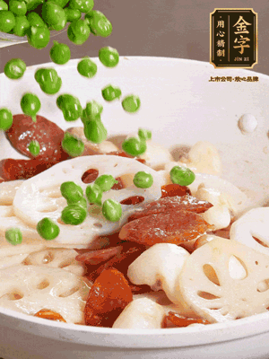 熱油下鍋，爆香香腸