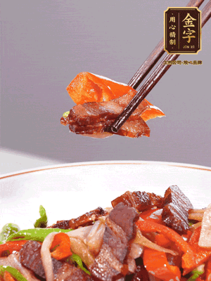 下藕帶、青紅辣椒翻炒均勻