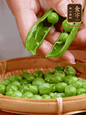 甜豆去殼，剝出甜豆米。百合小心剝成片。