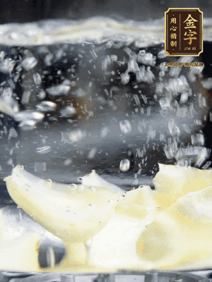 燒開一鍋水，甜豆米、百合燙10秒