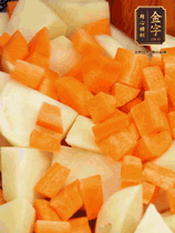 加土豆、胡蘿卜翻炒，隨后加入豆角、1勺鹽、1勺生抽、1勺蠔油、半勺老抽煸炒均勻