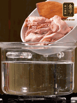 麻鴨切塊，冷水下鍋，加蔥姜、料酒焯水。撈出溫水洗凈