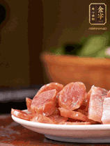 金字咸肉、金字香腸煮熟。咸肉切條、香腸切片備用。