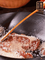 咸肉香腸下鍋煸出油脂香味，倒入洗凈的大米攪拌