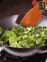 上海青切碎，用豬油炒到半熟