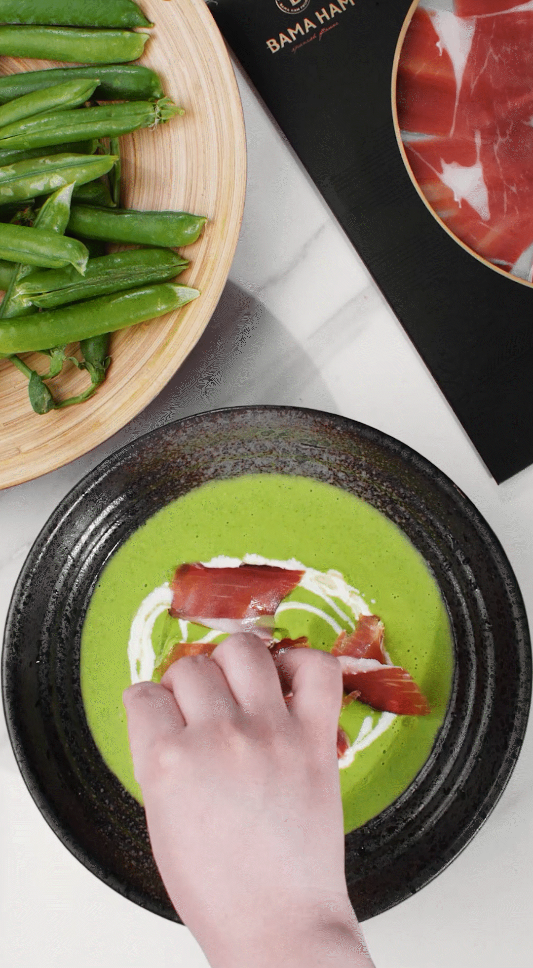 將上述擺盤的食材依個人喜好適量點(diǎn)綴即可。