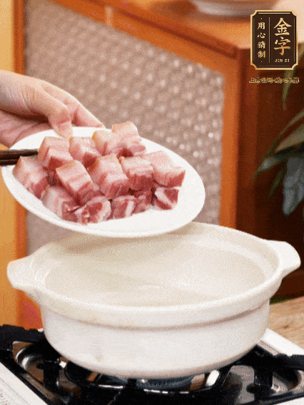 鍋內(nèi)倒油，下咸肉微微煸炒，再放排骨炒一下