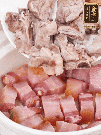 倒入開水燉煮，大火燒開后轉(zhuǎn)小火