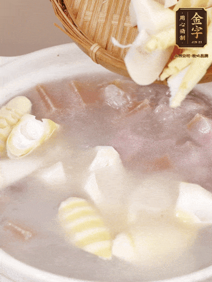 小火燉20分鐘后，放入春筍燉15分鐘