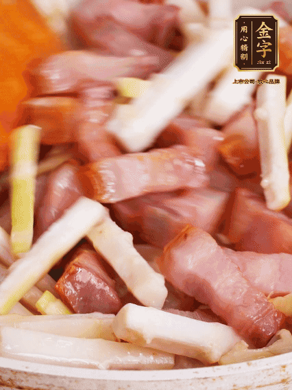 少許油煸香咸肉，下春筍翻炒均勻