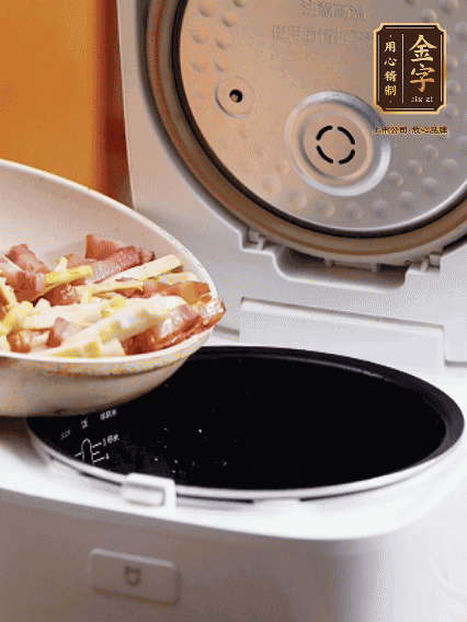 和洗凈的大米一起倒入電飯煲，攪拌均勻。水剛好沒過大米