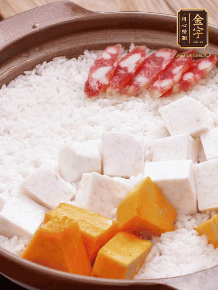 砂鍋涂油，放入泡好的大米。鋪上芋頭、南瓜，倒入開水剛好沒過，中火煮到水收干