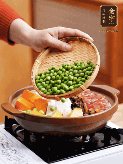 再鋪上臘腸、醬油肉、豌豆，小火煲6分鐘