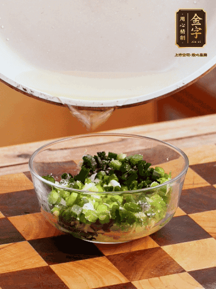 姜末、蔥末加鹽，潑熱油做成蔥姜醬