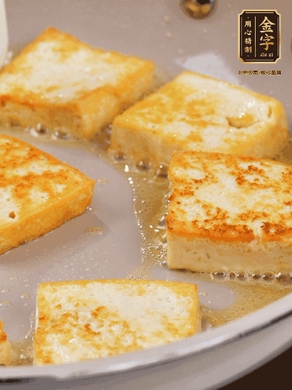 豆腐切片，兩面煎一下備用；春筍切段