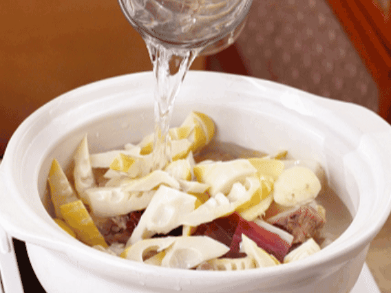 砂鍋中依次放入姜片、雞肉、春筍、火腿，加入足量的水，大火燒開后，轉(zhuǎn)小火燉40分鐘