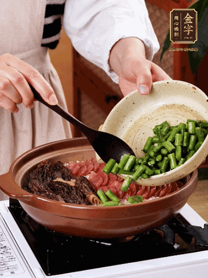 鋪上金字香腸、羊肚菌、蘆筍，蓋蓋子燜7分鐘