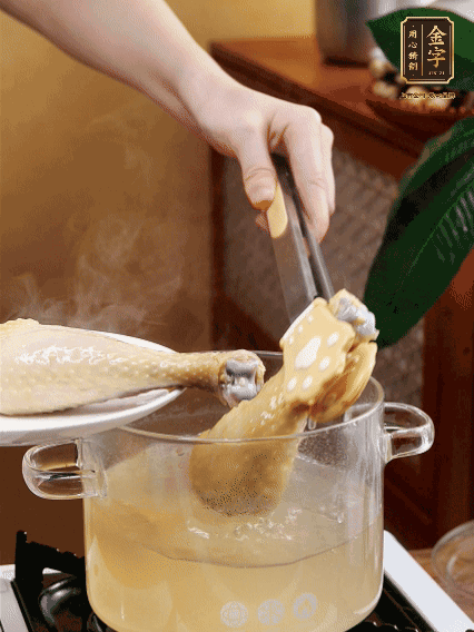 雞腿冷水下鍋，加蔥姜焯水，洗凈備用