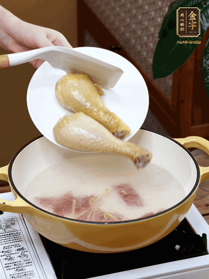 倒清水，放雞腿，大火煮開轉(zhuǎn)中小火煮20分鐘