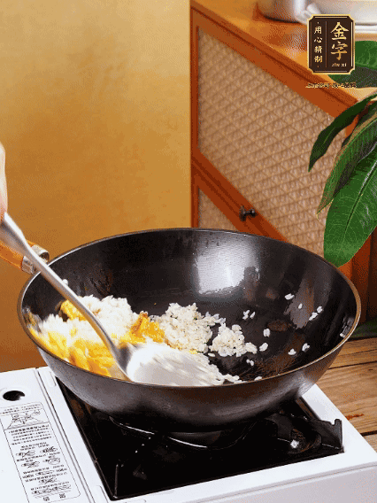 3個(gè)雞蛋攪成蛋液，下鍋煎至5成熟