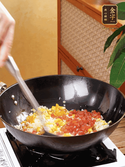 放隔夜飯攪散，加香腸，1勺生抽、半勺鹽調(diào)味。最后撒蔥花