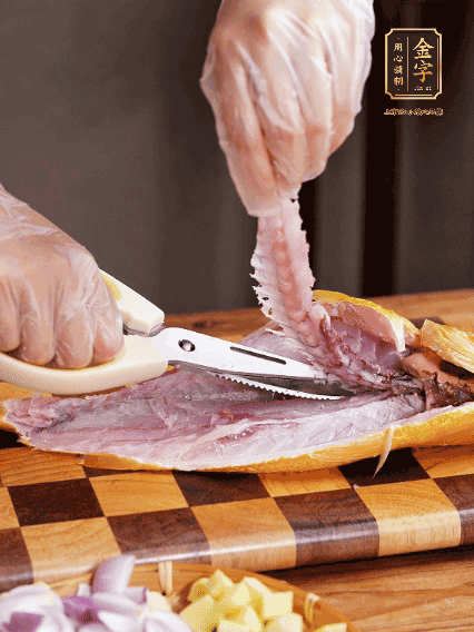 黃魚處理干凈，對半片開去骨，泡入蔥姜水、料酒、鹽調(diào)成的料汁中浸泡15分鐘，擦干水分