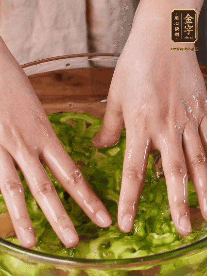 苦瓜去瓤切片，用鹽腌20分鐘，反復(fù)洗凈去苦味