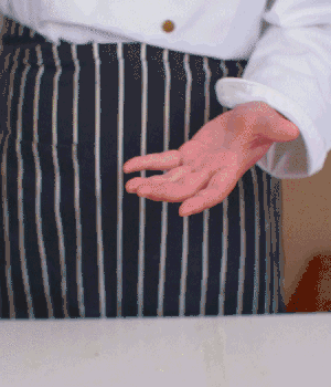 小蔥切碎，淡火腿切碎。