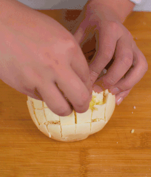 在縫隙里塞適量馬蘇里拉奶酪、再塞入淡火腿碎。