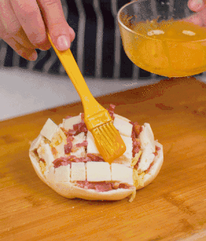 放在烤盤(pán)上，表面先刷一層玉米油，再刷一層蛋黃液。