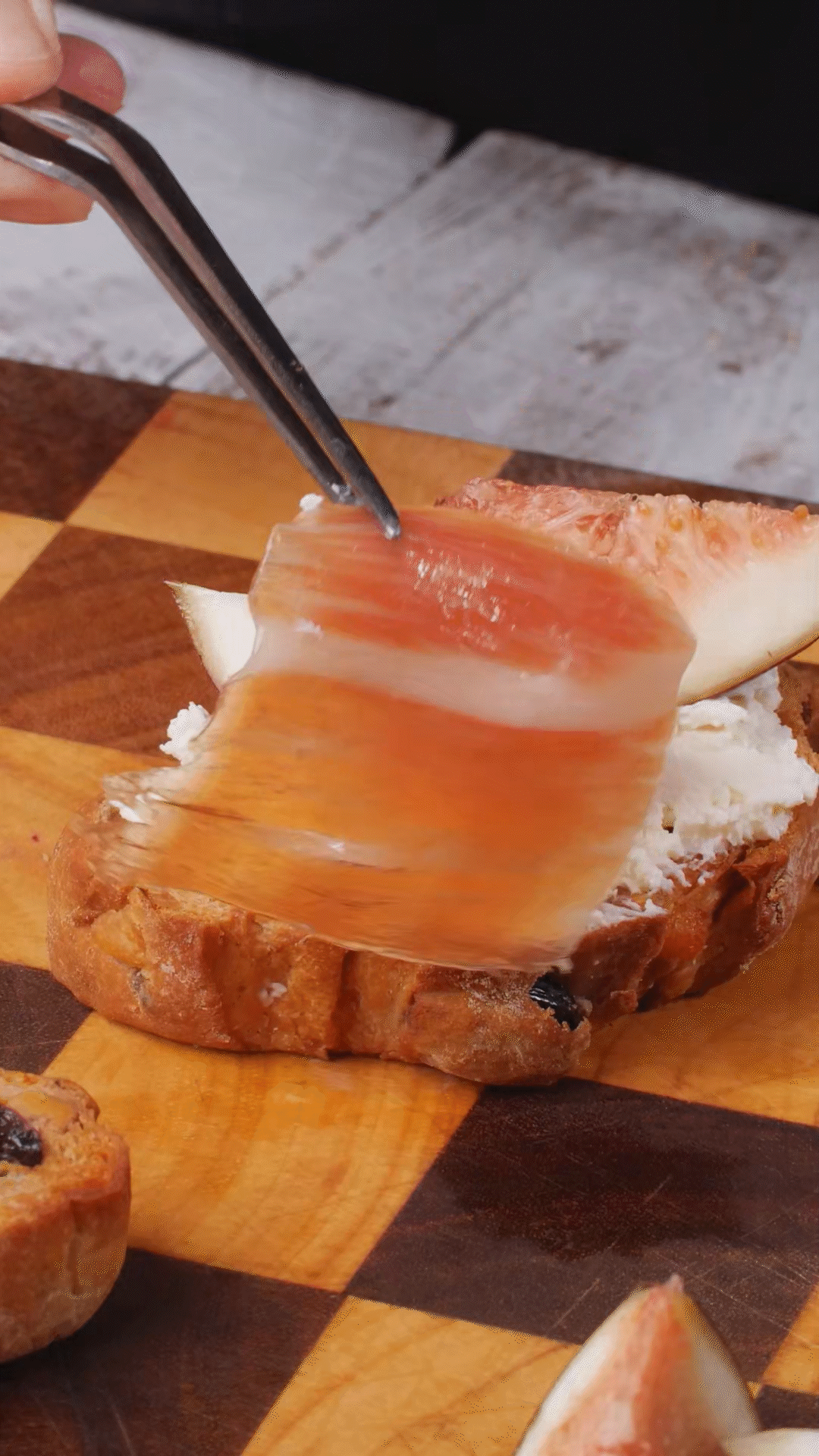 歐包抹上奶酪，放上無花果
