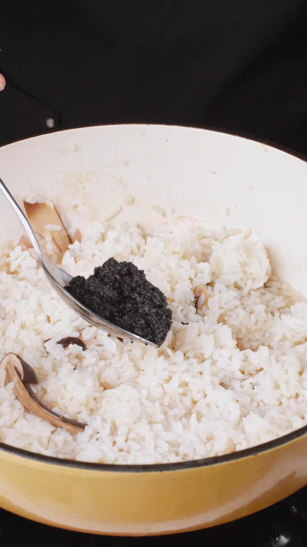 底油放入洋蔥爆香后加入黑皮雞樅菇、口蘑，用白葡萄酒增鮮
