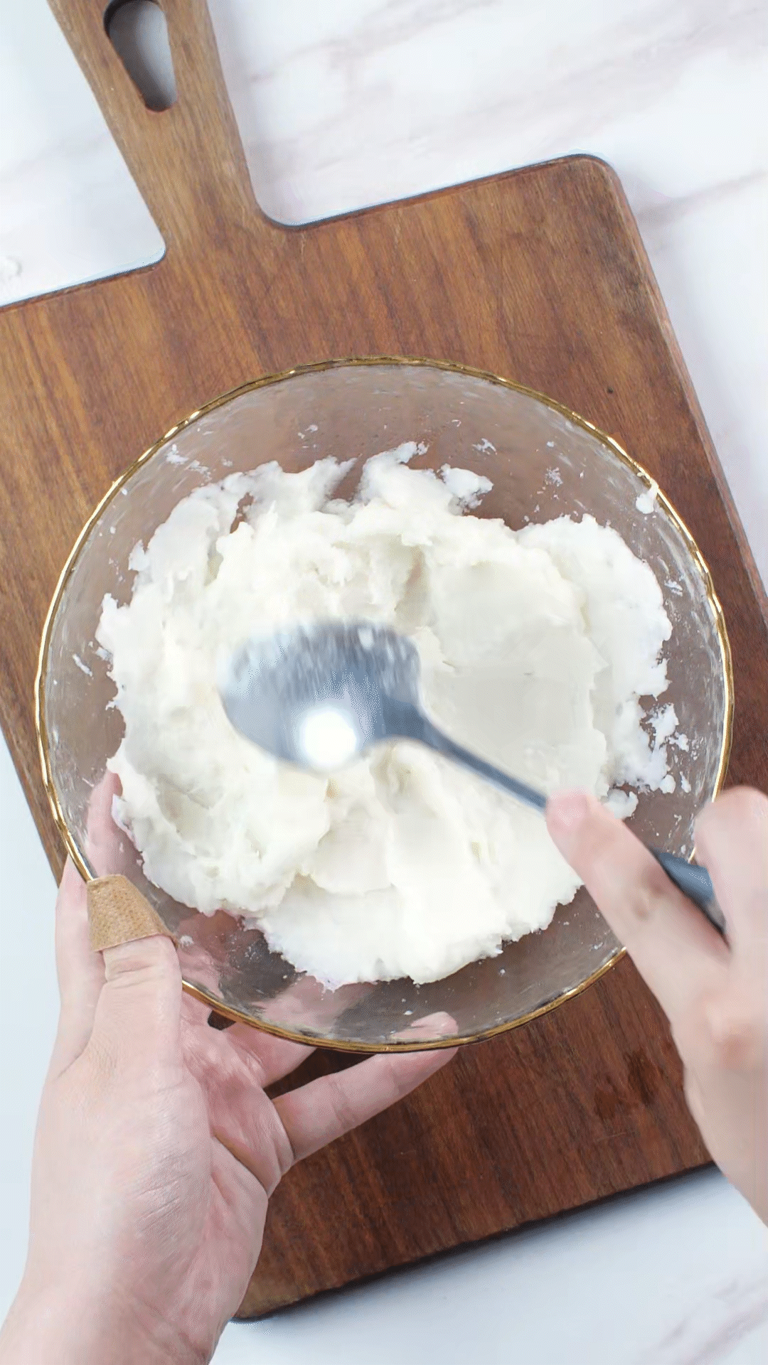 山藥去皮蒸熟，用涂抹奶酪、海鹽、橄欖油調(diào)味