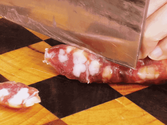 香腸少油煸出香味，下南瓜、板栗、香菇翻炒。2勺生抽、1勺老抽、1勺蠔油、1勺鹽、半勺糖調(diào)味