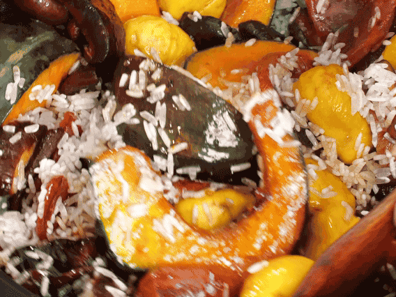 電飯煲正常煮飯模式煮飯。出鍋后撒點蔥花