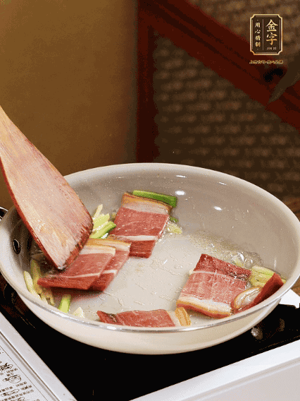 熱油下鍋，火腿、蔥姜蒜煸出香味備用