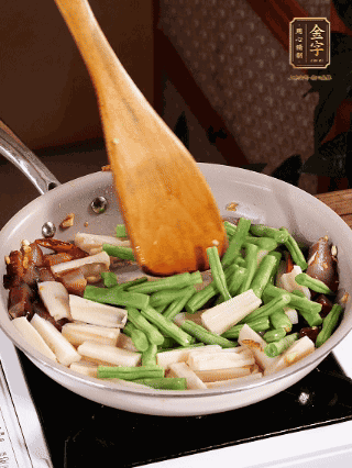 加少許生抽、蠔油、料酒、雞精調(diào)味，少許清水燜2分鐘，炒至豆角皺皮即可