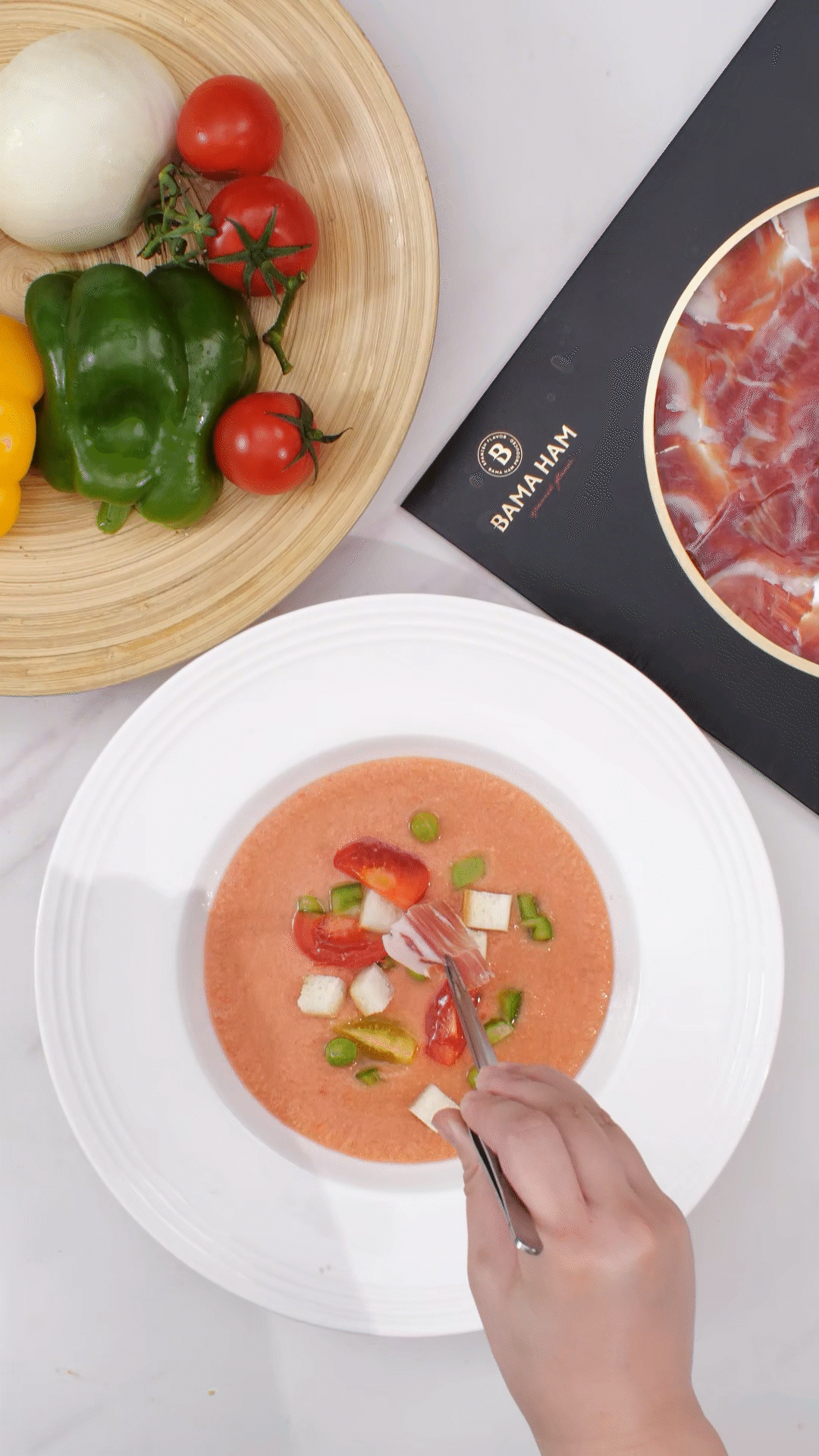 擺盤(pán)時(shí)，加入青豆，面包丁，黃瓜丁，烤面包丁，番茄丁