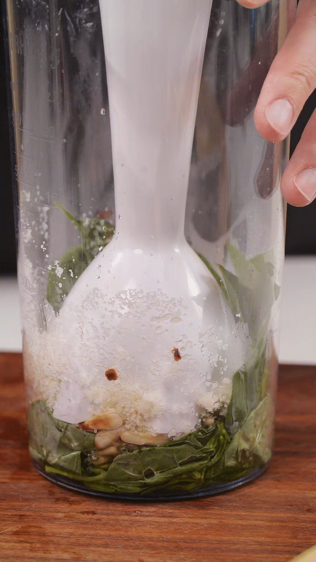 青醬制作：將羅勒去梗，只保留葉片，放入料理機(jī)
